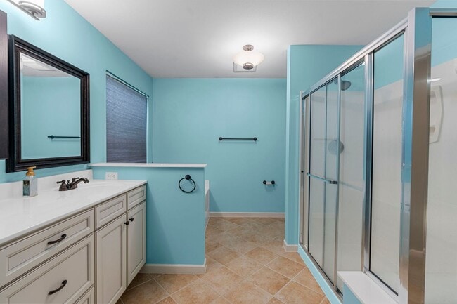 Building Photo - Stunning Former Display Home on a Quiet Cu...
