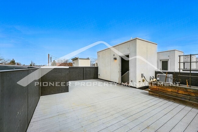Building Photo - Spacious Home with Washer/Dryer and Mountain Views