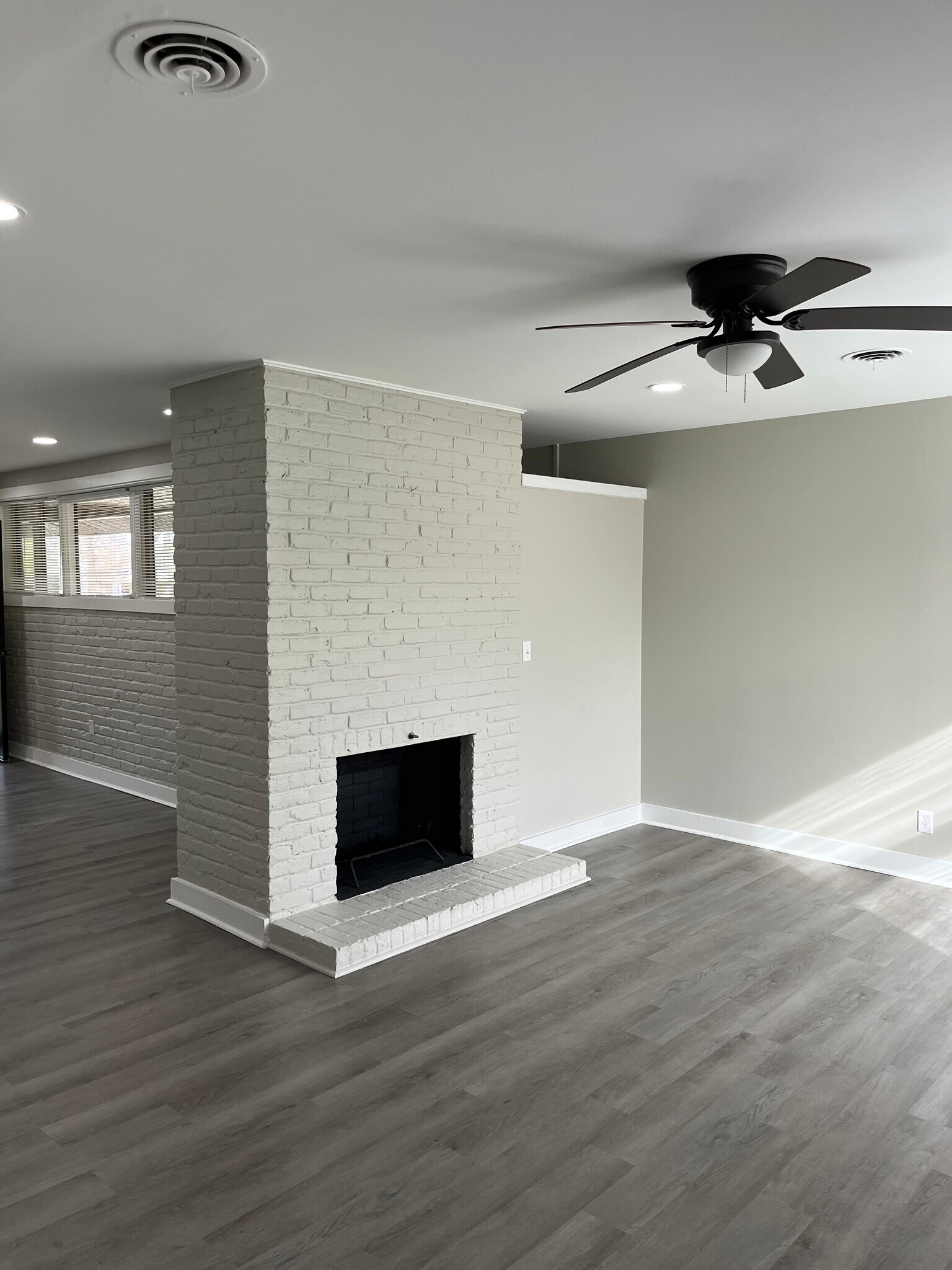 Building Photo - 404 Edgewood Dr