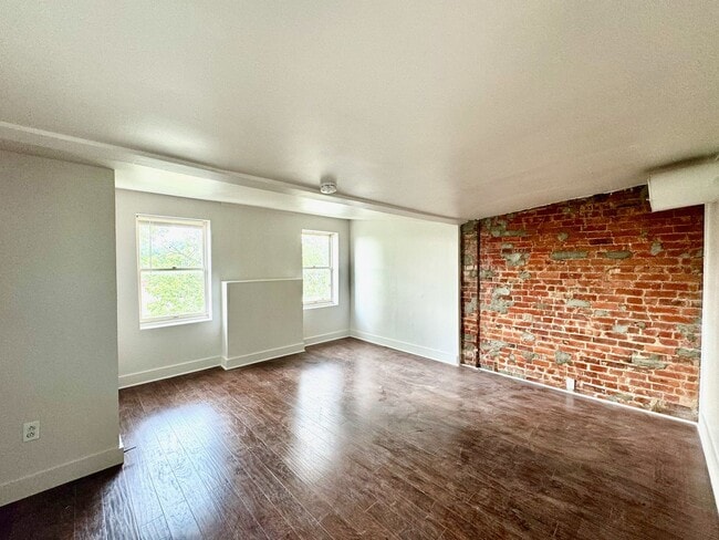 Building Photo - 2233 Victor St