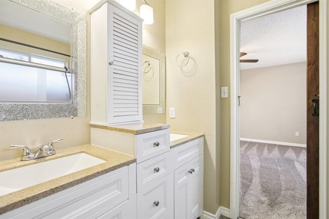 Building Photo - 1605 Lantern Light Dr
