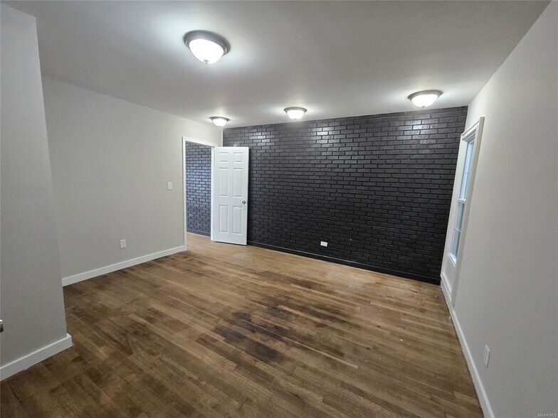 Building Photo - 3737 Wesley Dr