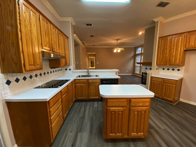 Building Photo - 4 Bedroom home for rent with vaulted ceili...