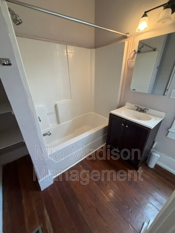 Building Photo - 305 W 39th St