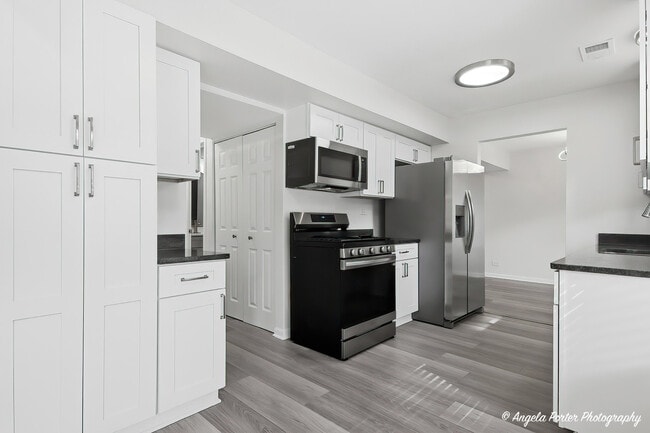 Building Photo - 1240 Huntington Dr