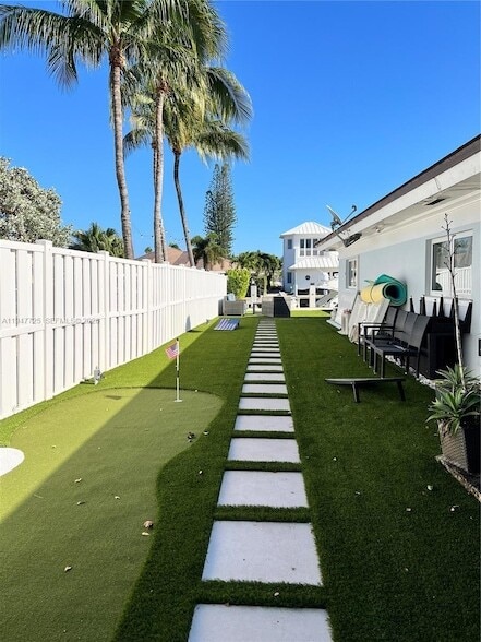 Building Photo - 5510 Bayview Dr