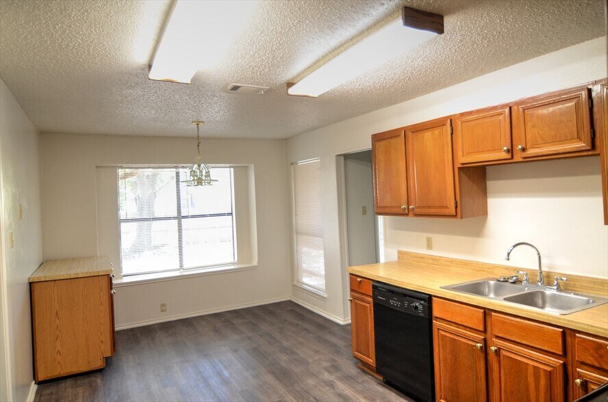 Building Photo - 8901 Greentree Dr