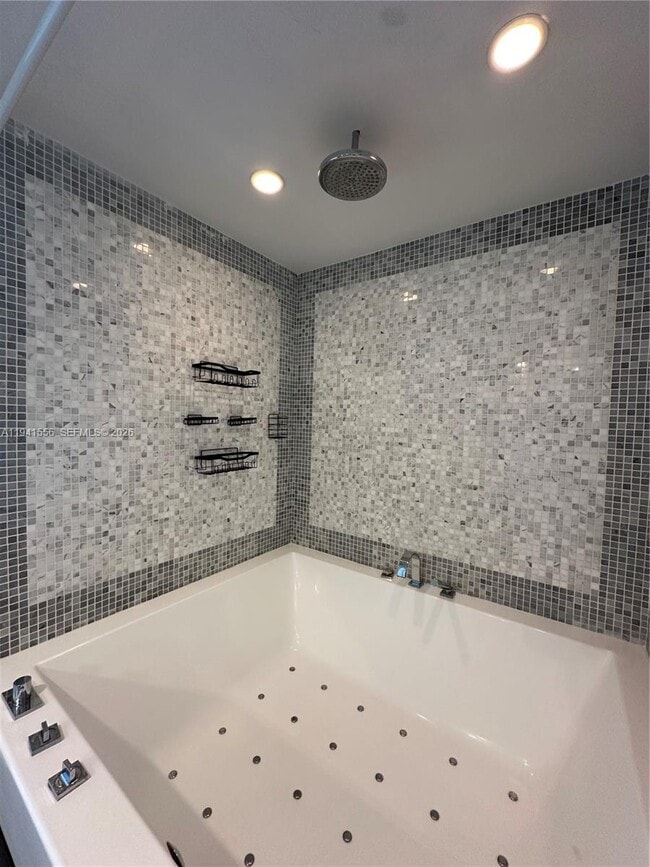 Building Photo - 200 Biscayne Blvd Way