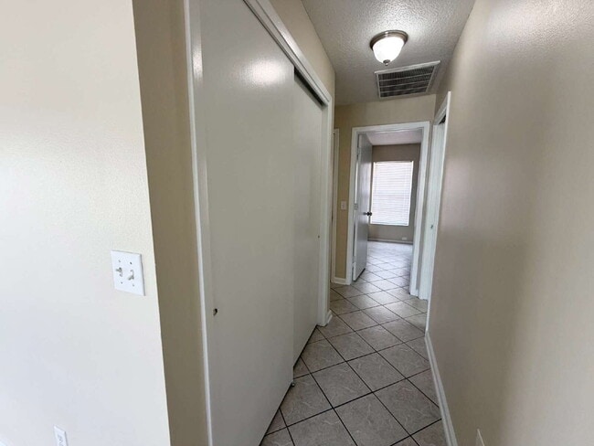 Building Photo - "Charming 2-Bed, 2-Bath Villa Retreat in New Port Richey!"