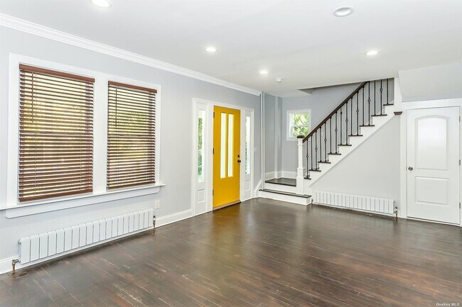 Building Photo - 10 Dosoris Way