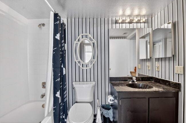 Building Photo - 8200 Lakeshore Dr