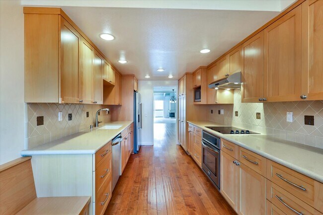 Building Photo - 575 Esplanade