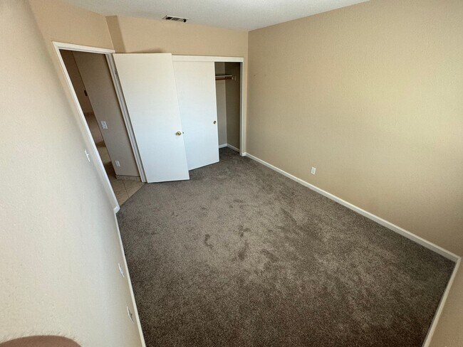 Building Photo - Charming 3-bedroom home located in the picturesque town of Pahrump!