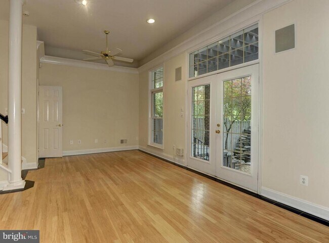 Building Photo - 2217 N Oak Ct