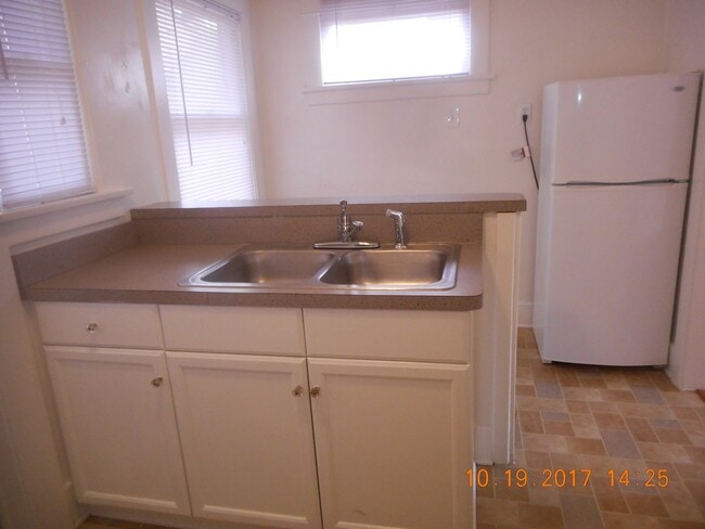 Building Photo - 370