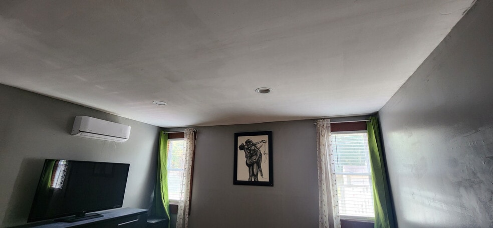 Building Photo - Room in House on White Oak Trail