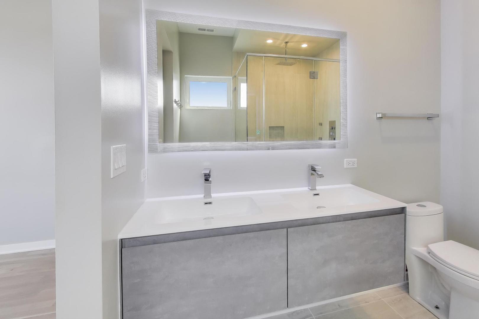 Building Photo - 1708 W Cermak Rd