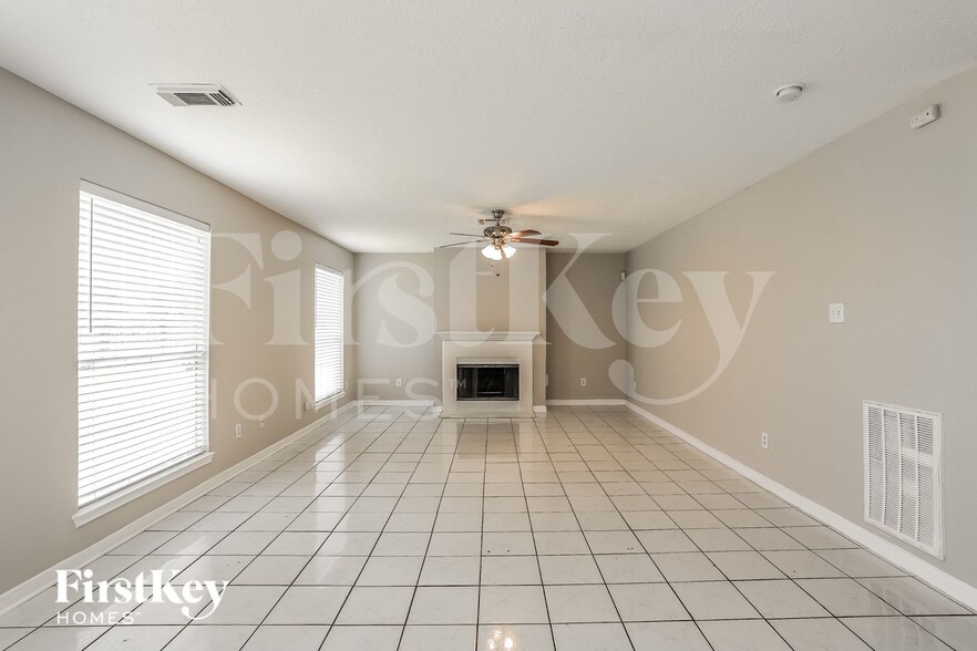 Building Photo - 518 Foxglove Dr