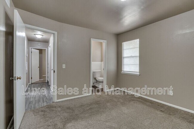 Building Photo - 3005 SW 52nd Pl