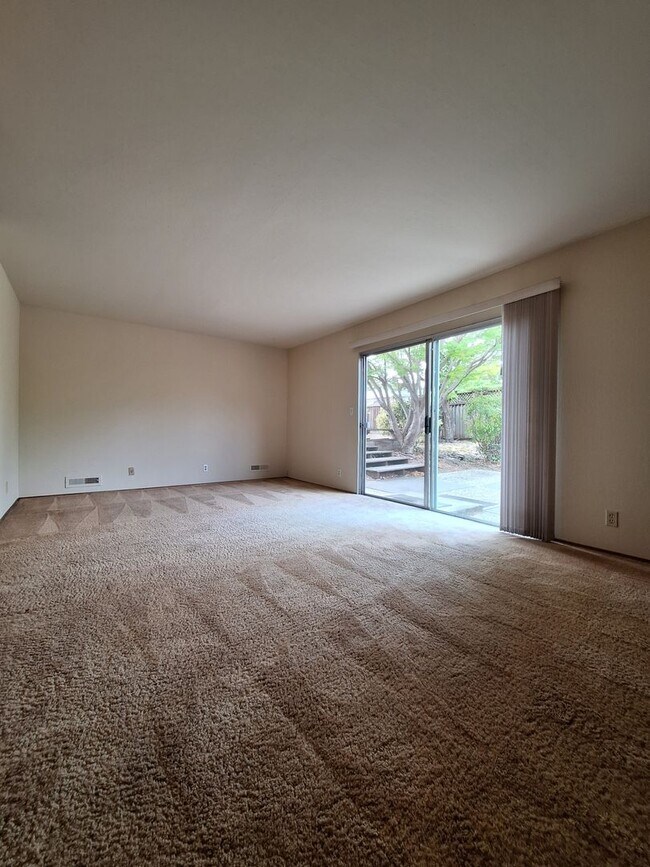 Building Photo - Spacious 4bd Tri-Level Home w/Central Heat...