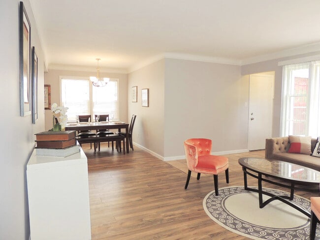 Building Photo - Breathtaking 3 bedroom, 1 bath Mayfield He...