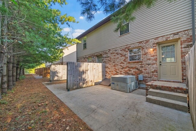 Building Photo - Two Bedroom Town House Off Exit 1!