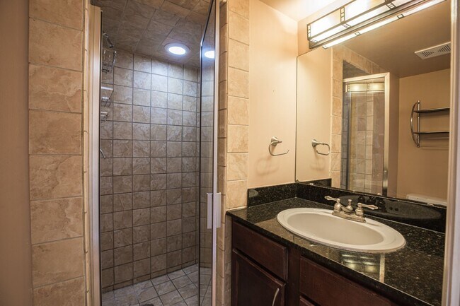 Building Photo - Adorable condo, waterfront view