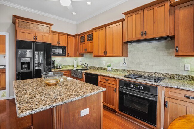 Building Photo - ** OLDE NAPLES ** 3 BED + DEN / 3 BATH - GARAGE - WALK TO BEACH & DOWNTOWN - SHORT TERM RENTAL