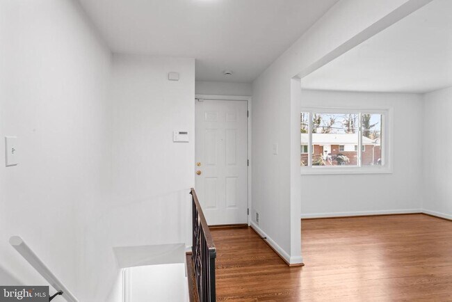 Building Photo - 2521 Fairhill Dr