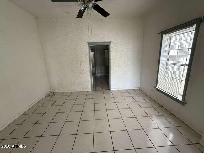 Building Photo - 834 5th St