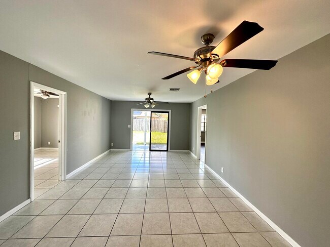 Building Photo - 947 Country Wood Ct