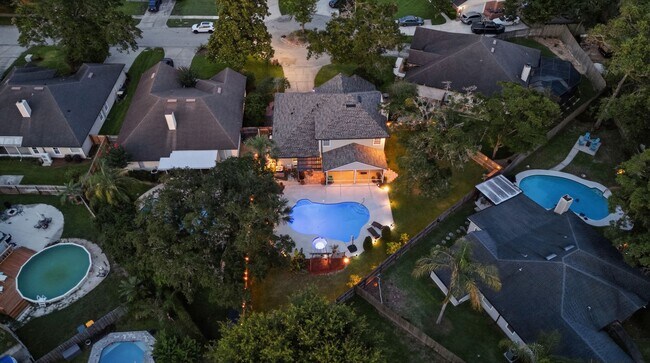 Building Photo - Pool Home
