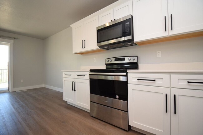 Building Photo - Quiet Family Friendly 4 Bed Home in Bluffdale!!