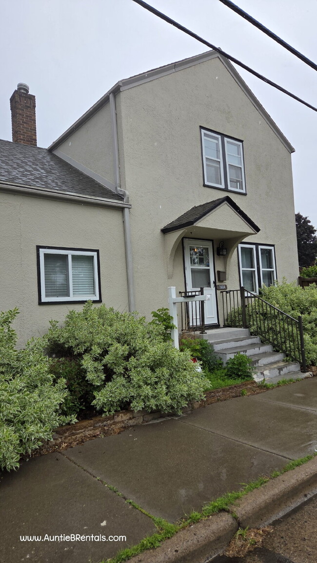 Building Photo - Beautiful 3bed 1 bath Duplex in Minneapoli...