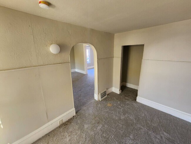 Building Photo - Charming 4-Bedroom Property in Prime Location