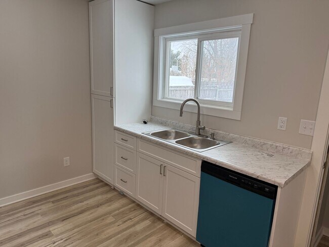 Building Photo - Elizabeth - 321/323