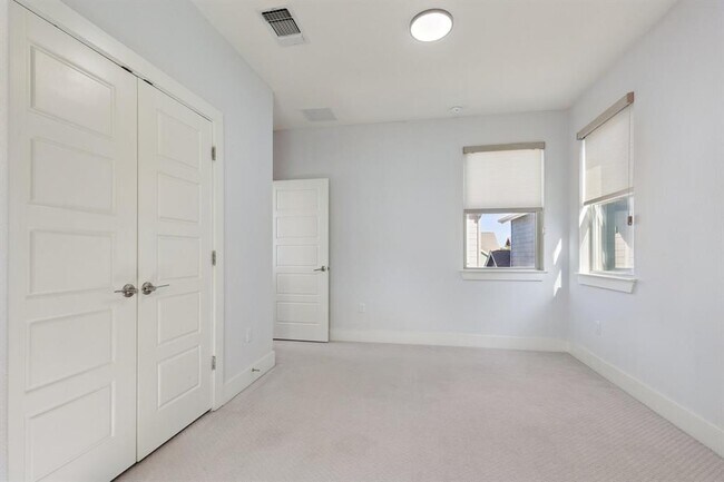 Building Photo - 6000 Baythorne Dr