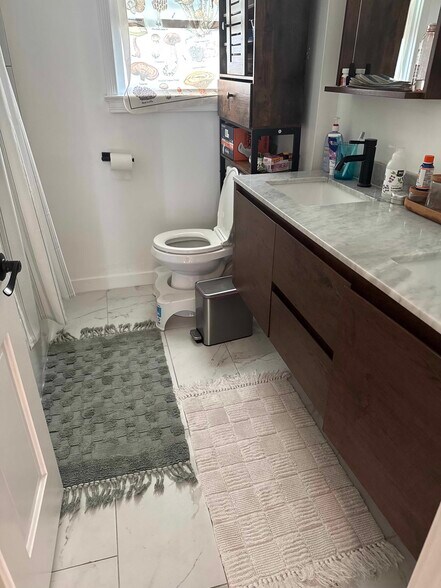 Share bath - 835 Pacific St