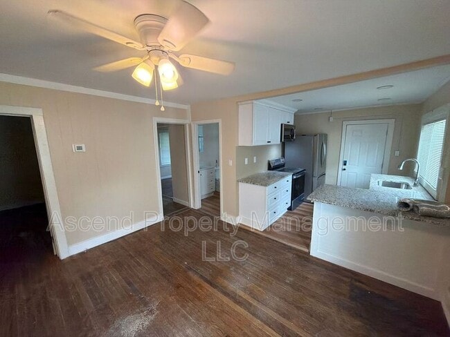 Building Photo - 557 N Willow St