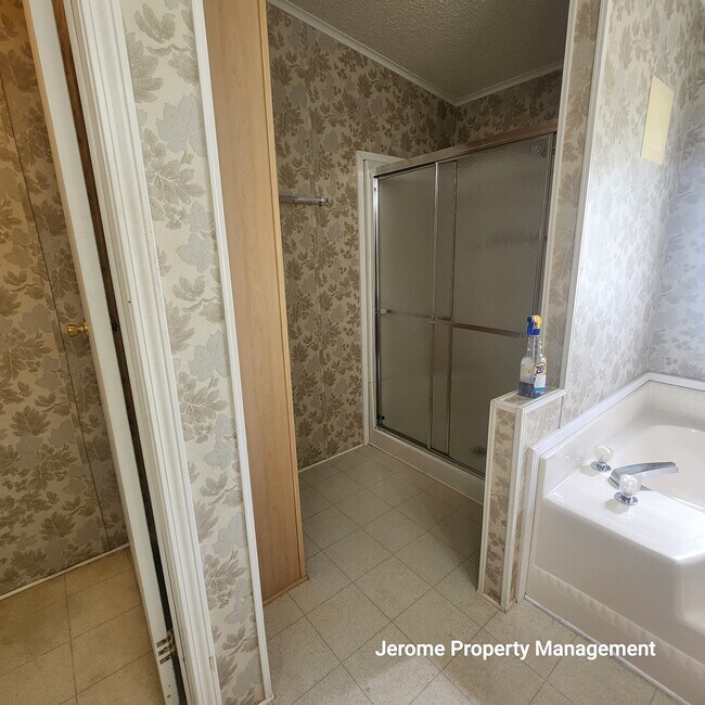 Building Photo - 5924 Vanco Dr