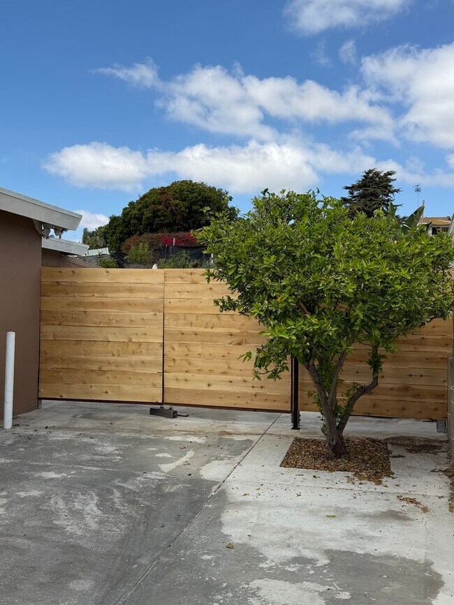 Building Photo - Beautifully Updated 3 Bed, 2 Bath Home in West Vista