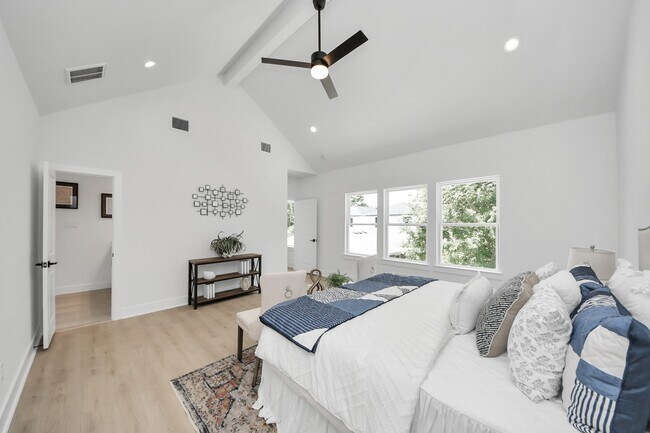 Building Photo - 860 Rachel St