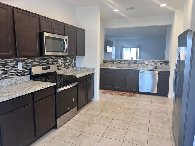 Building Photo - Newer 4 Br, 2 Ba, with the major appliance...