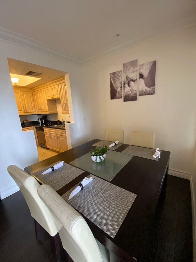 Building Photo - Charming Fully Furnished 1 Bedroom Condo: ...