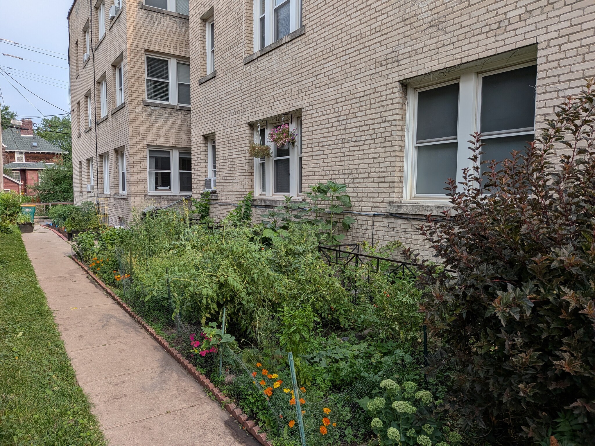 Building Photo - 2300 Girard Ave S