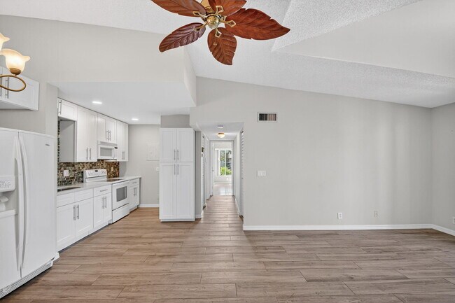 Building Photo - 812 Sky Pine Way