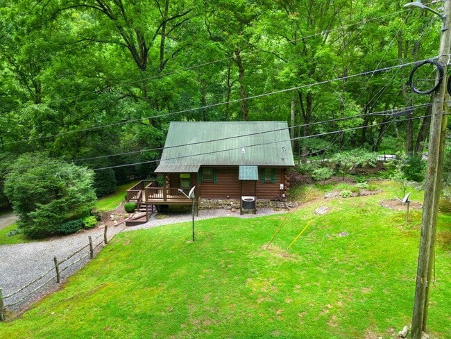 Building Photo - Mountain Living at it's Finest!