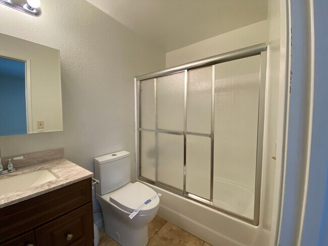 Building Photo - Spacious 4 Bedroom 2 Bath in Desirable Oceanside!