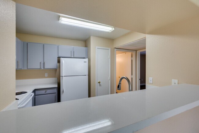 Building Photo - Beautiful 2Bed/2Bath First Floor Condo located in Silverado Ranch