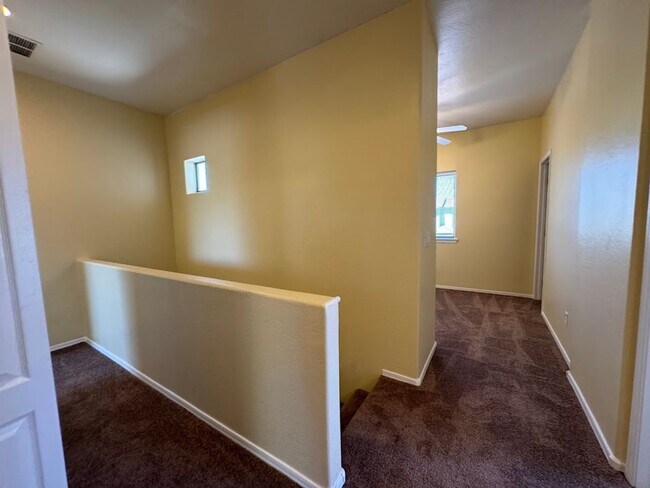 Building Photo - * $400 off move-in! Call today!!* Spacious 3 Bed Home with Office in Glendale - 2 Car Garage - Fr...